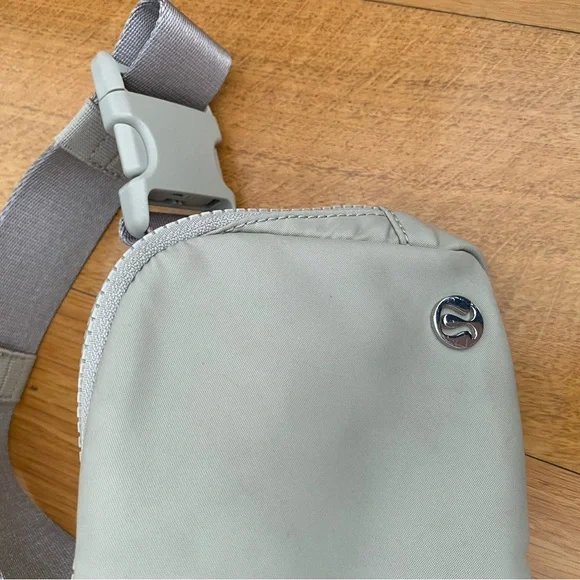 lululemon athletica women’s belt Bag - Picture 2 of 8